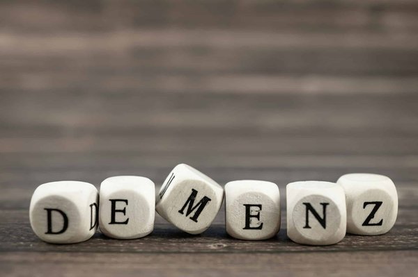 Wie erkenne ich die ersten Anzeichen von Demenz bei meinem älteren Hund?