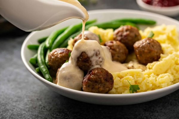 Wie macht man authentische schwedische Köttbullar mit Preiselbeersauce?